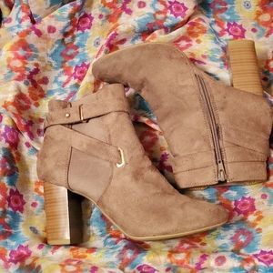 Light brown suede ankle boots size: 9